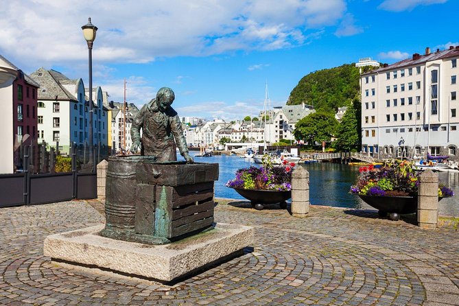 Alesund Shore Excursion: The Ultimate Sightseeing Tour - The guide can shape the whole experience