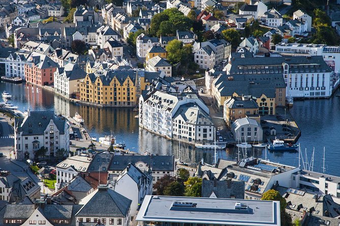 Alesund Shore Excursion: The Ultimate Sightseeing Tour - Timing, seasons, and cruise planning