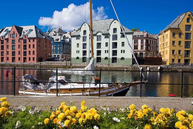 Alesund Shore Excursion: The Ultimate Sightseeing Tour - Alnes Lighthouse and the climb to the Atlantic