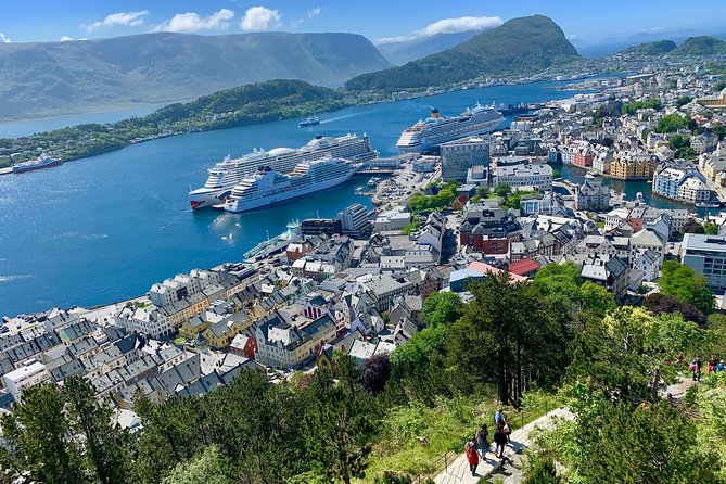 Alesund Sightseeing private tour for cruise passengers - Aksla Mountain and Ålesund’s essential view
