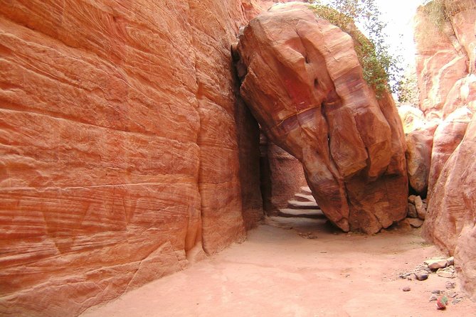Aqaba Shore Excursion: Private Petra Sightseeing Tour with Lunch - Entering Petra through the Siq