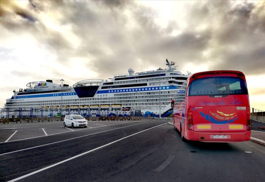 Arrecife: Timanfaya and Green Lagoon for Cruise Passengers - Meeting the bus near Arrecife port