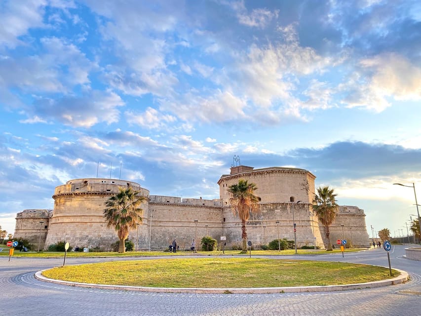 Civitavecchia: Guided Bike Tour with Coffee and Gelato - The first hour: old streets, the waterfront, and Forte Michelangelo
