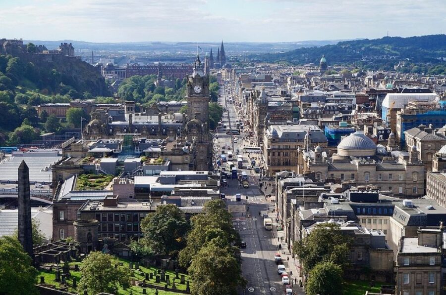 Edinburgh Shore Excursion: City Tour & Royal Yacht Britannia - Walking the Royal Mile and its closes