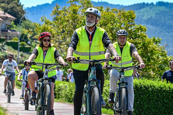 Electric bike tour with optional pick-up for cruisers - Starting at the harbor with Lola’s story