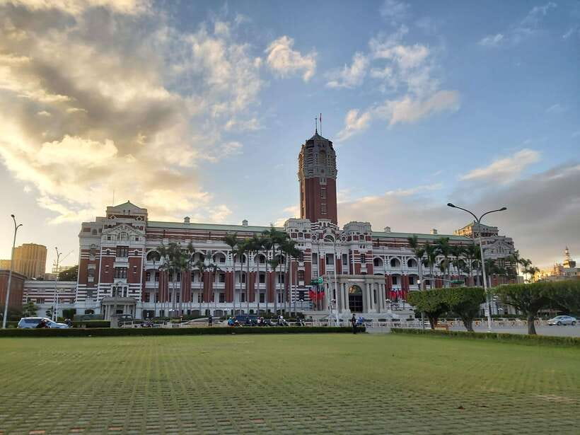 From Keelung: Private Taipei City Landmarks Shore Excursion - Lungshan Temple and Taipei’s living traditions