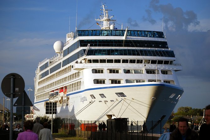 Group Driving Tour 1 to 6 people. Berlin Shore Excursion incl pick-up at Port - Brandenburg Gate and Berlin’s central stage