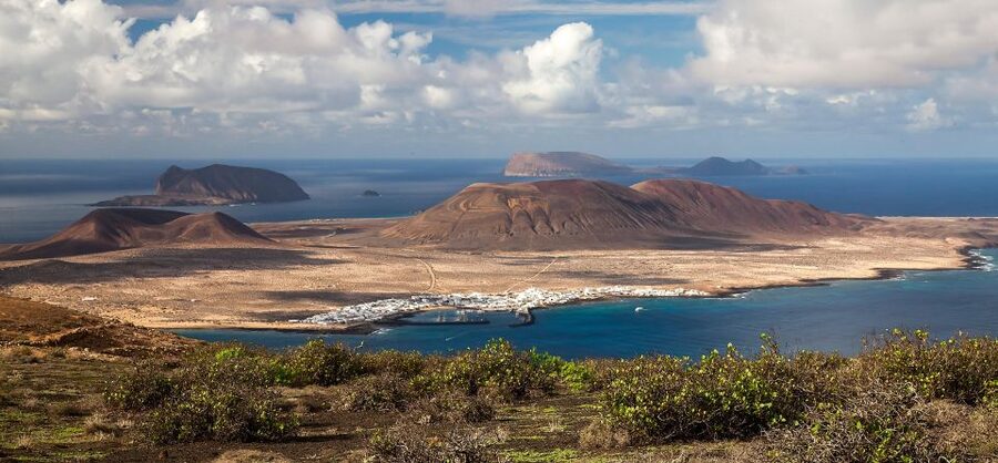 La Graciosa: Island Cruise with Lunch for Cruise Passengers - Boarding the catamaran at French Beach