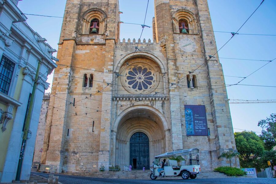 Lisbon: Early Morning TukTuk Tour - hotel/cruise ship pickup - Alfama and the first great viewpoints