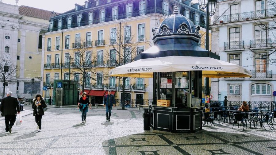 Lisbon: Layover Tour with Airport Pickup and Drop-Off - What the private vehicle adds