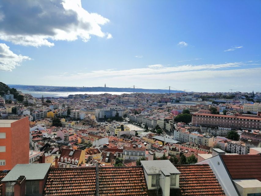Lisbon: Layover Tour with Airport Pickup and Drop-Off - Meeting your guide at Lisbon Airport