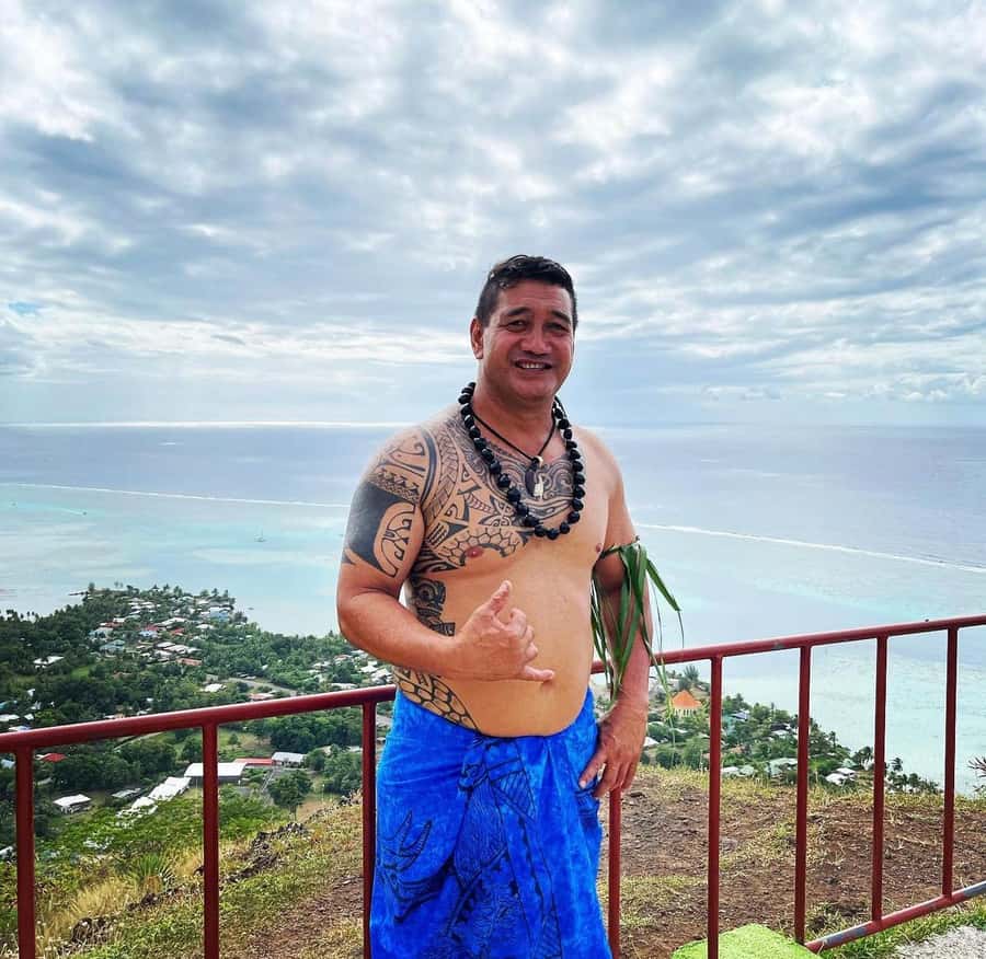 Moorea Cruise Ships 4x4, Belvedere Magic mount PRIVATE Tours - Climbing toward Magic Mountain