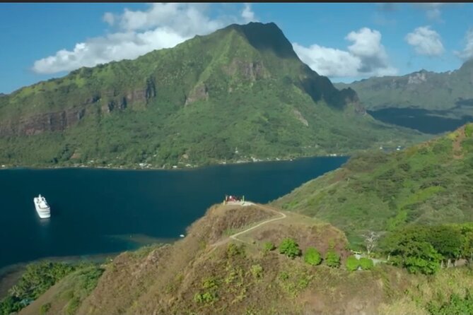 Moorea Cruise Ships: 4x4, Belvedere,Magic Mountain pineaple - Magic Mountain: the rough climb pays off