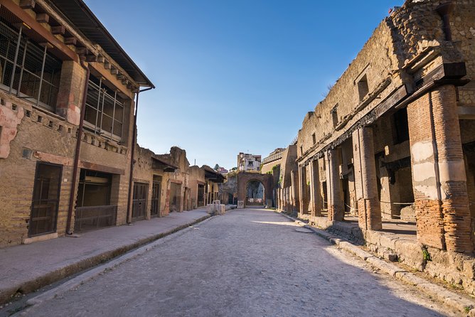 Pompeii and Herculaneum small group Excursion from Naples - The guide makes the ancient walls readable