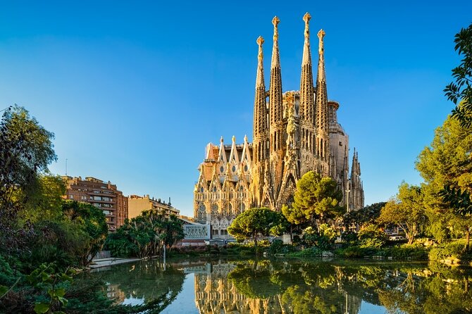 Private Airport Pickup & Scenic Tour of Barcelona - El Prat Airport Pickup and the First Meeting