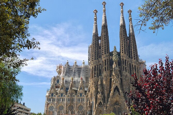 Private, guided shore excursion w/ chauffeured vehicle - A smart four-hour introduction to Barcelona