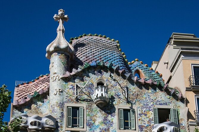 Private, guided shore excursion w/ chauffeured vehicle - La Pedrera and the city’s modernist side