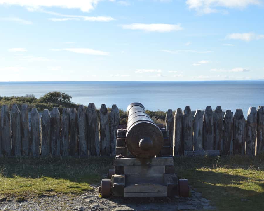 Punta Arenas: Fuerte Bulnes Shore Tour for Cruisers - Walking through the reconstructed fort