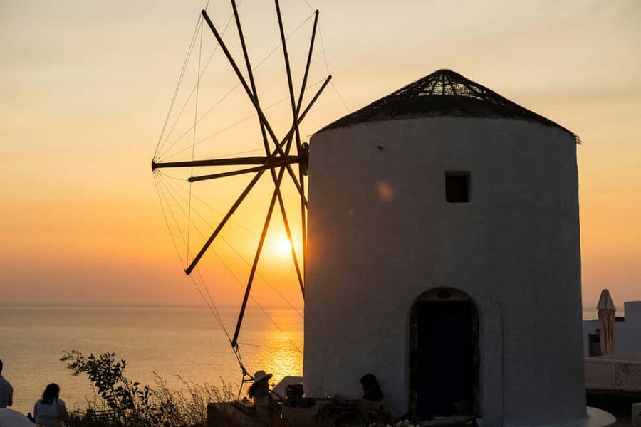 Santorini: 5‑Hour Private Tour for Cruise Ship Guests - Meeting the guide above the Old Port