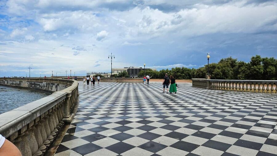Secret Livorno: A Walking Journey Through History, Canals, and Legends - Approaching Fortezza Vecchia