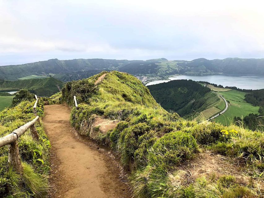 Seven Citys Tour: Sete Cidades Crater Lake Shore Excursion - Pico do Carvão opens the mountain views