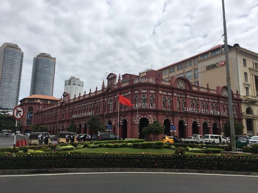 Shore Excursion Colombo Highlight Tour from Passenger Pier. - The Red Mosque and the crowded streets of Pettah