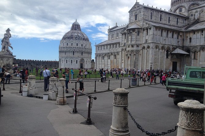 Shore excursion from Livorno to Pisa and Lucca - The price: strong for eight, steep for two