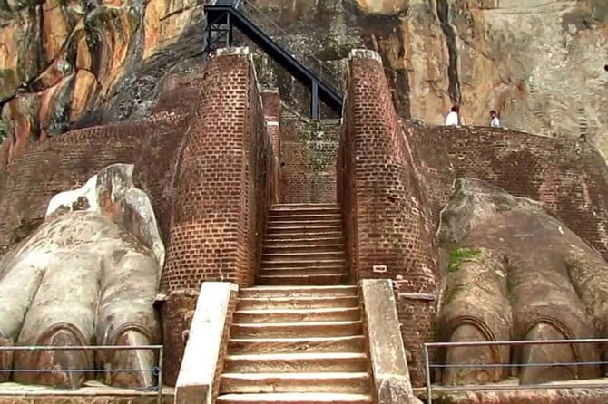 Shore Excursion to Colombo City Tour & Kelaniya Temple for 2 People - Who will get the most from this tour?