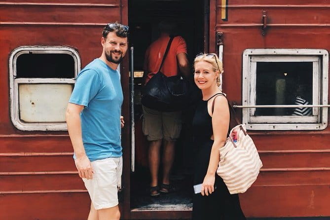 SriLanka Shore Excursion by Genuine Srilankans - Galle Face Green brings you to the sea