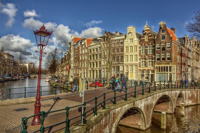 Taxi from a hotel in Amsterdam to the cruise port in Amsterdam - Meeting your driver at the hotel