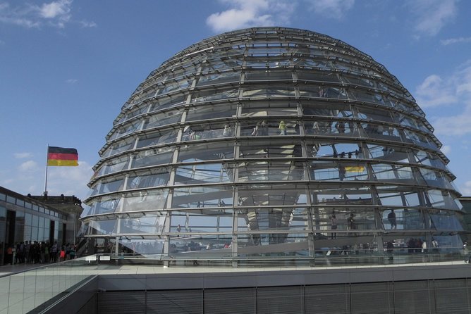 Warnemuende Shore Excursion: Berlin Private Sightseeing Tour from Rostock - Meeting your Berlin guide at Charlottenburg Palace
